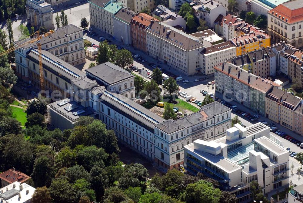 Aerial image München - Blick auf die Die Königliche Akademie der Bildenden Künste wurde 1808 von König Max I. konstituiert. 1886 bezog sie den Neubau von Gottfried von Neureuther am Siegestor. Nach Fertigstellung der Sanierungs- und Renovierungsarbeiten zur 200-Jahr-Feier 2008 wird das Gebäude wieder in seiner ganzen Pracht zur Verfügung stehen. Daneben enstand der Erweiterungsbau der Architekten Coop Himmelb(l)au. Akademie der Bildenden Künste München, Akademiestrasse 2,80799 München,Tel +49-(0)89-3852-0,