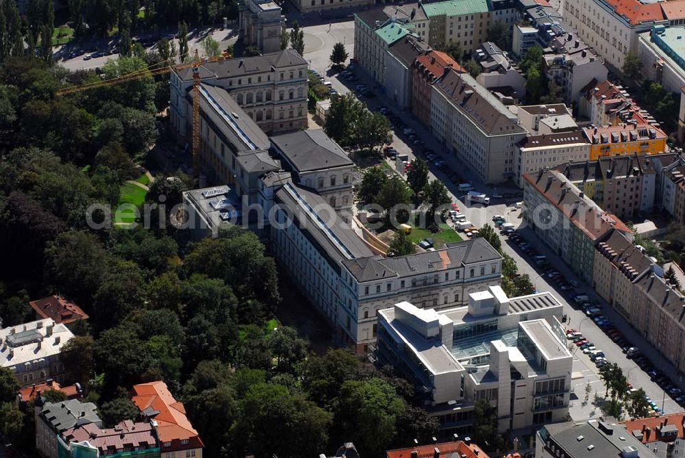 Aerial photograph München - Blick auf die Die Königliche Akademie der Bildenden Künste wurde 1808 von König Max I. konstituiert. 1886 bezog sie den Neubau von Gottfried von Neureuther am Siegestor. Nach Fertigstellung der Sanierungs- und Renovierungsarbeiten zur 200-Jahr-Feier 2008 wird das Gebäude wieder in seiner ganzen Pracht zur Verfügung stehen. Daneben enstand der Erweiterungsbau der Architekten Coop Himmelb(l)au. Akademie der Bildenden Künste München, Akademiestrasse 2,80799 München,Tel +49-(0)89-3852-0,