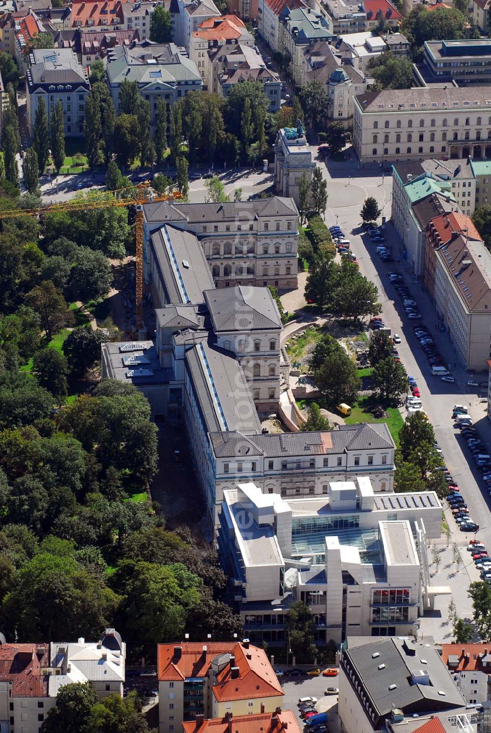 München from above - Blick auf die Die Königliche Akademie der Bildenden Künste wurde 1808 von König Max I. konstituiert. 1886 bezog sie den Neubau von Gottfried von Neureuther am Siegestor. Nach Fertigstellung der Sanierungs- und Renovierungsarbeiten zur 200-Jahr-Feier 2008 wird das Gebäude wieder in seiner ganzen Pracht zur Verfügung stehen. Daneben enstand der Erweiterungsbau der Architekten Coop Himmelb(l)au. Akademie der Bildenden Künste München, Akademiestrasse 2,80799 München,Tel +49-(0)89-3852-0,