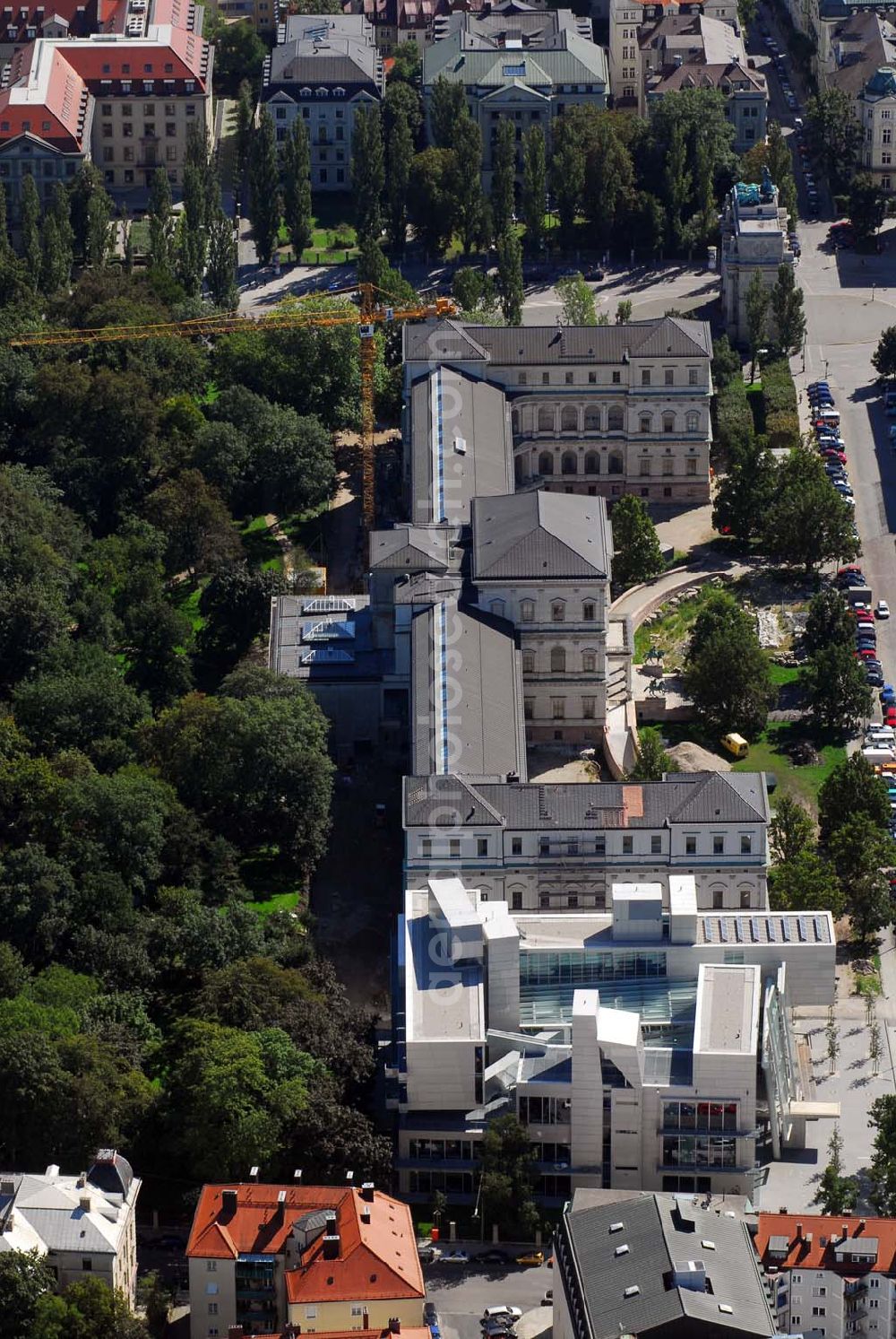 München from the bird's eye view: Blick auf die Die Königliche Akademie der Bildenden Künste wurde 1808 von König Max I. konstituiert. 1886 bezog sie den Neubau von Gottfried von Neureuther am Siegestor. Nach Fertigstellung der Sanierungs- und Renovierungsarbeiten zur 200-Jahr-Feier 2008 wird das Gebäude wieder in seiner ganzen Pracht zur Verfügung stehen. Daneben enstand der Erweiterungsbau der Architekten Coop Himmelb(l)au. Akademie der Bildenden Künste München, Akademiestrasse 2,80799 München,Tel +49-(0)89-3852-0,