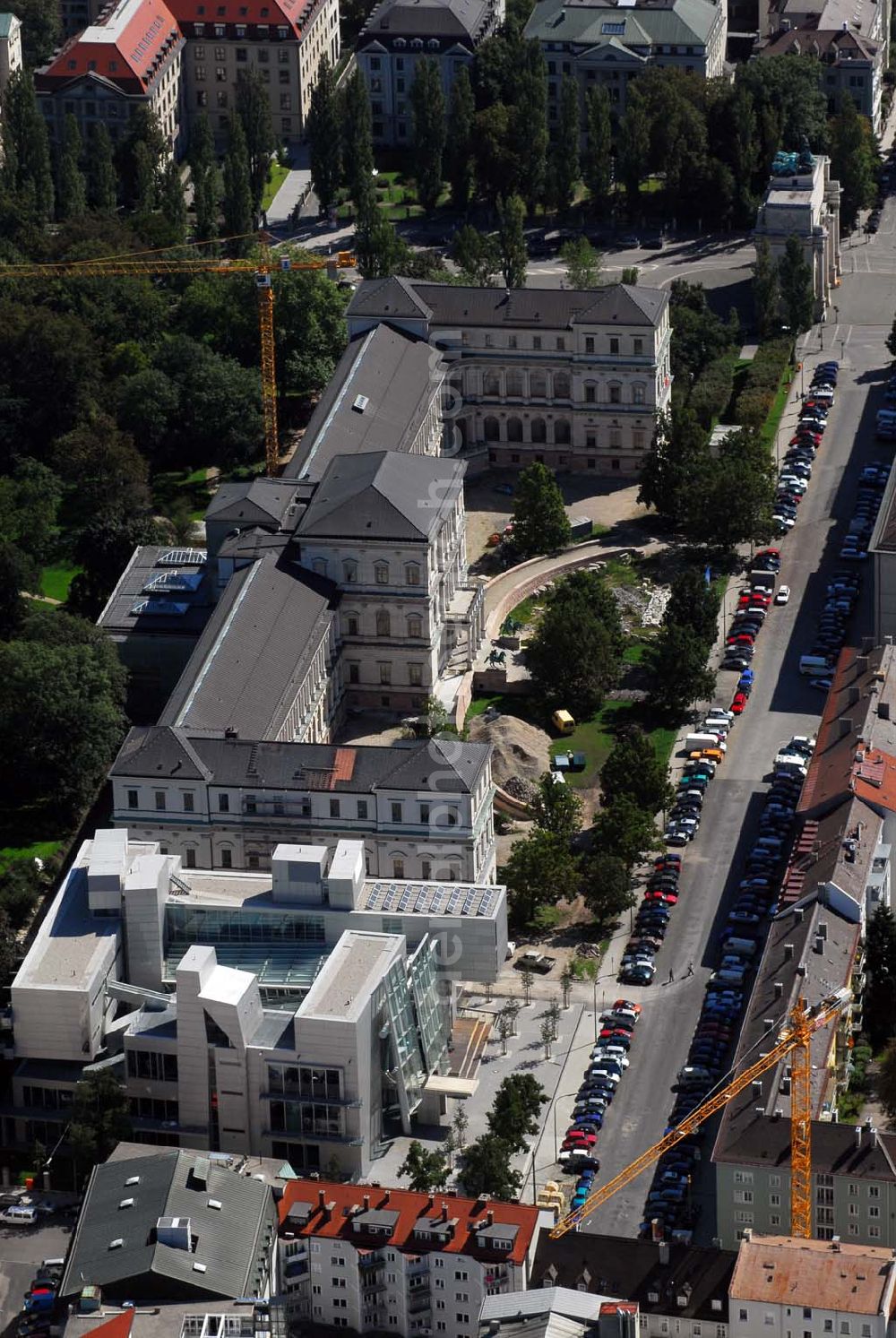 Aerial photograph München - Blick auf die Die Königliche Akademie der Bildenden Künste wurde 1808 von König Max I. konstituiert. 1886 bezog sie den Neubau von Gottfried von Neureuther am Siegestor. Nach Fertigstellung der Sanierungs- und Renovierungsarbeiten zur 200-Jahr-Feier 2008 wird das Gebäude wieder in seiner ganzen Pracht zur Verfügung stehen. Daneben enstand der Erweiterungsbau der Architekten Coop Himmelb(l)au. Akademie der Bildenden Künste München, Akademiestrasse 2,80799 München,Tel +49-(0)89-3852-0,