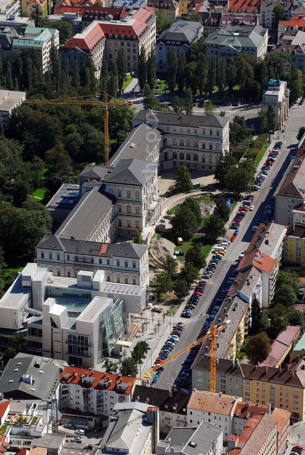 München from above - Blick auf die Die Königliche Akademie der Bildenden Künste wurde 1808 von König Max I. konstituiert. 1886 bezog sie den Neubau von Gottfried von Neureuther am Siegestor. Nach Fertigstellung der Sanierungs- und Renovierungsarbeiten zur 200-Jahr-Feier 2008 wird das Gebäude wieder in seiner ganzen Pracht zur Verfügung stehen. Daneben enstand der Erweiterungsbau der Architekten Coop Himmelb(l)au. Akademie der Bildenden Künste München, Akademiestrasse 2,80799 München,Tel +49-(0)89-3852-0,