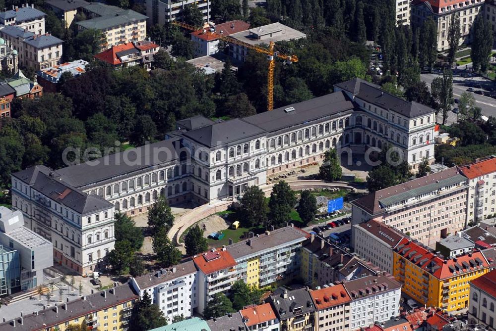 München from the bird's eye view: Blick auf die Die Königliche Akademie der Bildenden Künste wurde 1808 von König Max I. konstituiert. 1886 bezog sie den Neubau von Gottfried von Neureuther am Siegestor. Nach Fertigstellung der Sanierungs- und Renovierungsarbeiten zur 200-Jahr-Feier 2008 wird das Gebäude wieder in seiner ganzen Pracht zur Verfügung stehen. Daneben enstand der Erweiterungsbau der Architekten Coop Himmelb(l)au. Akademie der Bildenden Künste München, Akademiestrasse 2,80799 München,Tel +49-(0)89-3852-0,