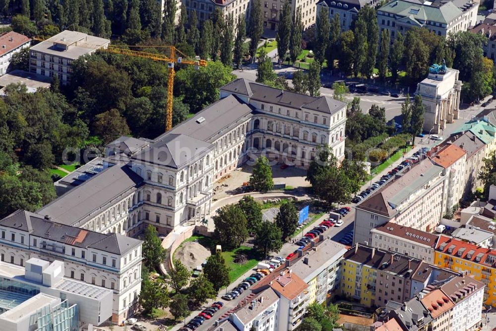 Aerial image München - Blick auf die Die Königliche Akademie der Bildenden Künste wurde 1808 von König Max I. konstituiert. 1886 bezog sie den Neubau von Gottfried von Neureuther am Siegestor. Nach Fertigstellung der Sanierungs- und Renovierungsarbeiten zur 200-Jahr-Feier 2008 wird das Gebäude wieder in seiner ganzen Pracht zur Verfügung stehen. Daneben enstand der Erweiterungsbau der Architekten Coop Himmelb(l)au. Akademie der Bildenden Künste München, Akademiestrasse 2,80799 München,Tel +49-(0)89-3852-0,