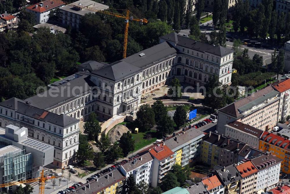 Aerial photograph München - Blick auf die Die Königliche Akademie der Bildenden Künste wurde 1808 von König Max I. konstituiert. 1886 bezog sie den Neubau von Gottfried von Neureuther am Siegestor. Nach Fertigstellung der Sanierungs- und Renovierungsarbeiten zur 200-Jahr-Feier 2008 wird das Gebäude wieder in seiner ganzen Pracht zur Verfügung stehen. Daneben enstand der Erweiterungsbau der Architekten Coop Himmelb(l)au. Akademie der Bildenden Künste München, Akademiestrasse 2,80799 München,Tel +49-(0)89-3852-0,