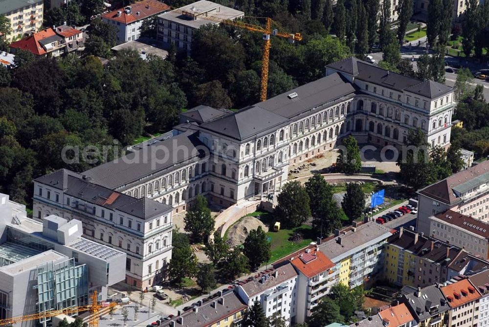 München from above - Blick auf die Die Königliche Akademie der Bildenden Künste wurde 1808 von König Max I. konstituiert. 1886 bezog sie den Neubau von Gottfried von Neureuther am Siegestor. Nach Fertigstellung der Sanierungs- und Renovierungsarbeiten zur 200-Jahr-Feier 2008 wird das Gebäude wieder in seiner ganzen Pracht zur Verfügung stehen. Daneben enstand der Erweiterungsbau der Architekten Coop Himmelb(l)au. Akademie der Bildenden Künste München, Akademiestrasse 2,80799 München,Tel +49-(0)89-3852-0,