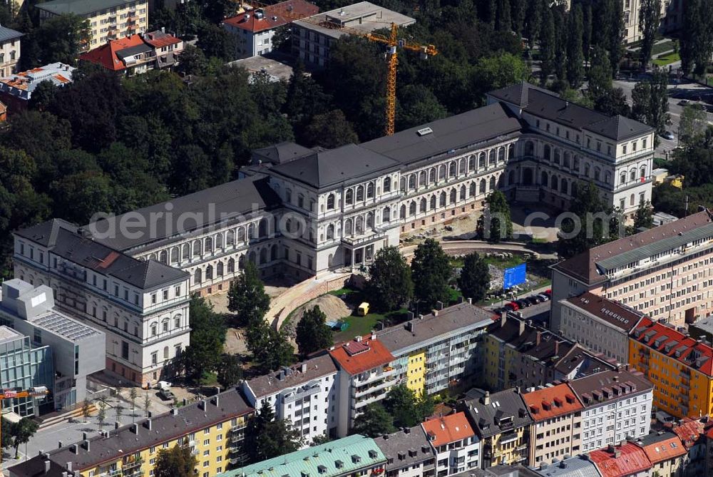 München from the bird's eye view: Blick auf die Die Königliche Akademie der Bildenden Künste wurde 1808 von König Max I. konstituiert. 1886 bezog sie den Neubau von Gottfried von Neureuther am Siegestor. Nach Fertigstellung der Sanierungs- und Renovierungsarbeiten zur 200-Jahr-Feier 2008 wird das Gebäude wieder in seiner ganzen Pracht zur Verfügung stehen. Daneben enstand der Erweiterungsbau der Architekten Coop Himmelb(l)au. Akademie der Bildenden Künste München, Akademiestrasse 2,80799 München,Tel +49-(0)89-3852-0,