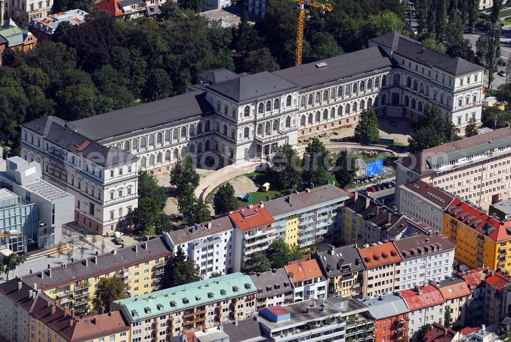 Aerial image München - Blick auf die Die Königliche Akademie der Bildenden Künste wurde 1808 von König Max I. konstituiert. 1886 bezog sie den Neubau von Gottfried von Neureuther am Siegestor. Nach Fertigstellung der Sanierungs- und Renovierungsarbeiten zur 200-Jahr-Feier 2008 wird das Gebäude wieder in seiner ganzen Pracht zur Verfügung stehen. Daneben enstand der Erweiterungsbau der Architekten Coop Himmelb(l)au. Akademie der Bildenden Künste München, Akademiestrasse 2,80799 München,Tel +49-(0)89-3852-0,