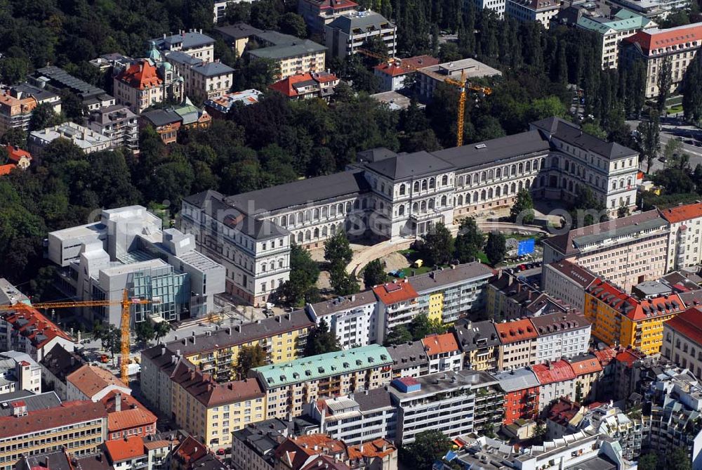 Aerial photograph München - Blick auf die Die Königliche Akademie der Bildenden Künste wurde 1808 von König Max I. konstituiert. 1886 bezog sie den Neubau von Gottfried von Neureuther am Siegestor. Nach Fertigstellung der Sanierungs- und Renovierungsarbeiten zur 200-Jahr-Feier 2008 wird das Gebäude wieder in seiner ganzen Pracht zur Verfügung stehen. Daneben enstand der Erweiterungsbau der Architekten Coop Himmelb(l)au. Akademie der Bildenden Künste München, Akademiestrasse 2,80799 München,Tel +49-(0)89-3852-0,