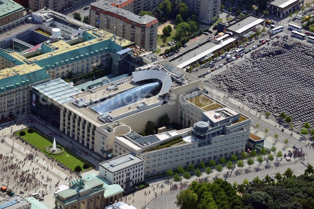 Berlin from the bird's eye view: The Academy of Arts and the embassy or diplomatic representative of the United States of America USA on Pariser Platz, between the Brandenburg Gate and the Holocaust Memorial in Berlin-Mitte