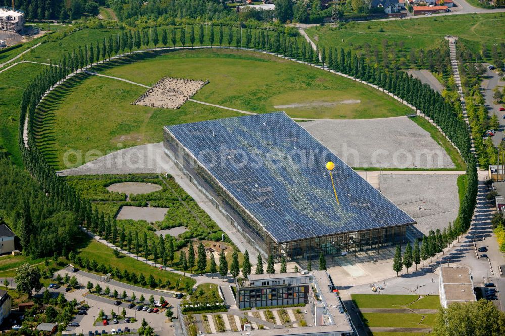 Herne from above - Die Akademie Mont-Cenis eine ehemalige Zeche in Herne Ortsteil Sodingen in Nordrhein-Westfalen. Heute beherbergt die Akademie unter einer Mikroklimahülle verschiedene Gebäudegruppen, z.B.: Bibliothek, Rathaus; Fortbildungsakademie. The academy Mont-Cenis a former coal mine in Herne in the district Sodingen in North Rhine-Westphalia.