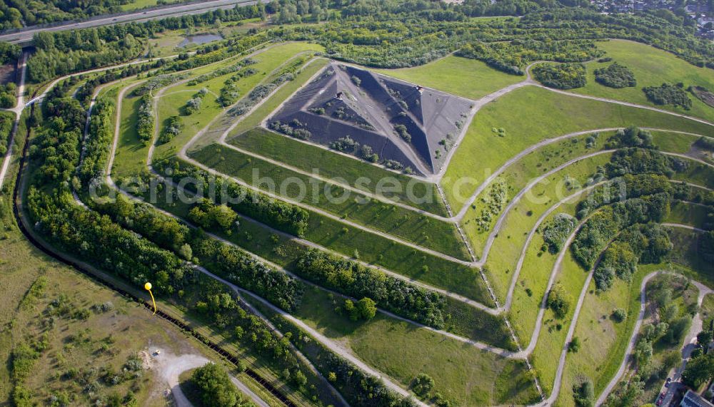 Aerial photograph Gelsenkirchen - Blick auf gelbe Ballons der Aktion Schachtzeichen über dem Ausichtspunkt Halde Rungenberg. 311 gelbe Ballone auf 4400 Quadratkilometern bilden derzeit die größte Kunstinstallation der Welt über dem Ruhrgebiet. View of yellow balloons mark the action slot on the view point Runge mountain slope. 311 yellow balloons at 4400 square kilometers are currently the largest art installation in the world over the Ruhr.