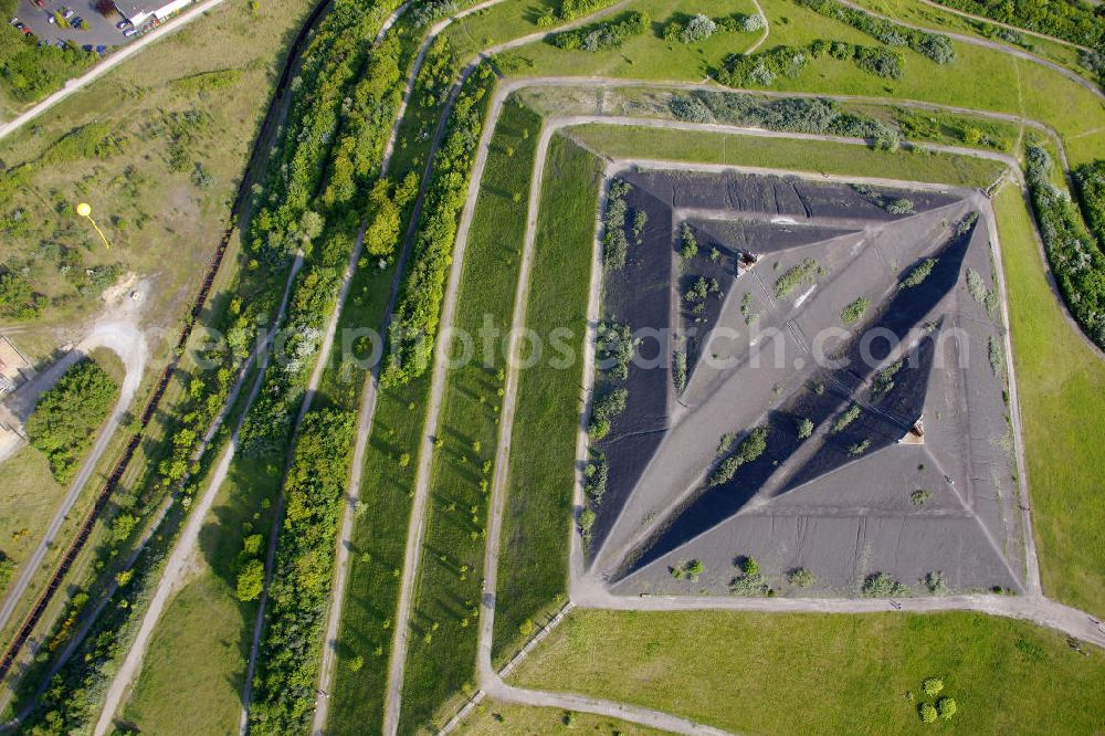 Gelsenkirchen from above - Blick auf gelbe Ballons der Aktion Schachtzeichen über dem Ausichtspunkt Halde Rungenberg. 311 gelbe Ballone auf 4400 Quadratkilometern bilden derzeit die größte Kunstinstallation der Welt über dem Ruhrgebiet. View of yellow balloons mark the action slot on the view point Runge mountain slope. 311 yellow balloons at 4400 square kilometers are currently the largest art installation in the world over the Ruhr.