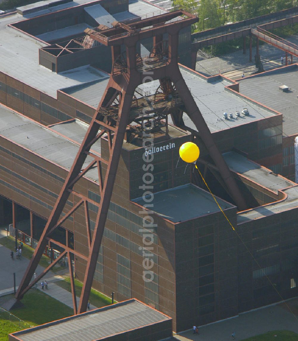 Aerial image Essen - Blick auf gelbe Ballons der Aktion Schachtzeichen über dem Weltkulturerbe Zollverein Essen anläßlich der Ruhr 2010. 311 gelbe Ballone auf 4400 Quadratkilometern bilden derzeit die größte Kunstinstallation der Welt über dem Ruhrgebiet. View of yellow balloons mark the action slot on the occasion of the World Cultural Heritage Zollverein Essen Ruhr 2010th 311 yellow balloons at 4400 square kilometers are currently the largest art installation in the world over the Ruhr.