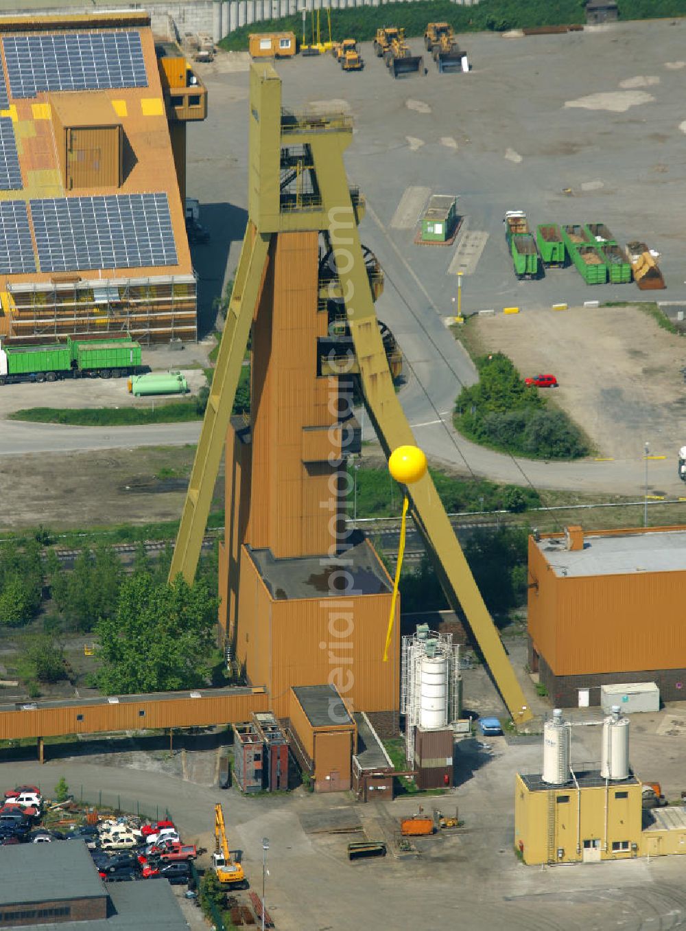 Aerial photograph Bergkamen - Blick auf gelbe Ballons der Aktion Schachtzeichen über der Zeche Monopol Grimberg anläßlich der Ruhr 2010. 311 gelbe Ballone auf 4400 Quadratkilometern bilden derzeit die größte Kunstinstallation der Welt über dem Ruhrgebiet. View of the yellow balloons mark over the mine shaft action Grimberg monopoly on the occasion of the Ruhr 2010th 311 yellow balloons at 4400 square kilometers are currently the largest art installation in the world over the Ruhr.