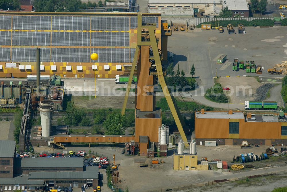 Bergkamen from above - Blick auf gelbe Ballons der Aktion Schachtzeichen über der Zeche Monopol Grimberg anläßlich der Ruhr 2010. 311 gelbe Ballone auf 4400 Quadratkilometern bilden derzeit die größte Kunstinstallation der Welt über dem Ruhrgebiet. View of the yellow balloons mark over the mine shaft action Grimberg monopoly on the occasion of the Ruhr 2010th 311 yellow balloons at 4400 square kilometers are currently the largest art installation in the world over the Ruhr.