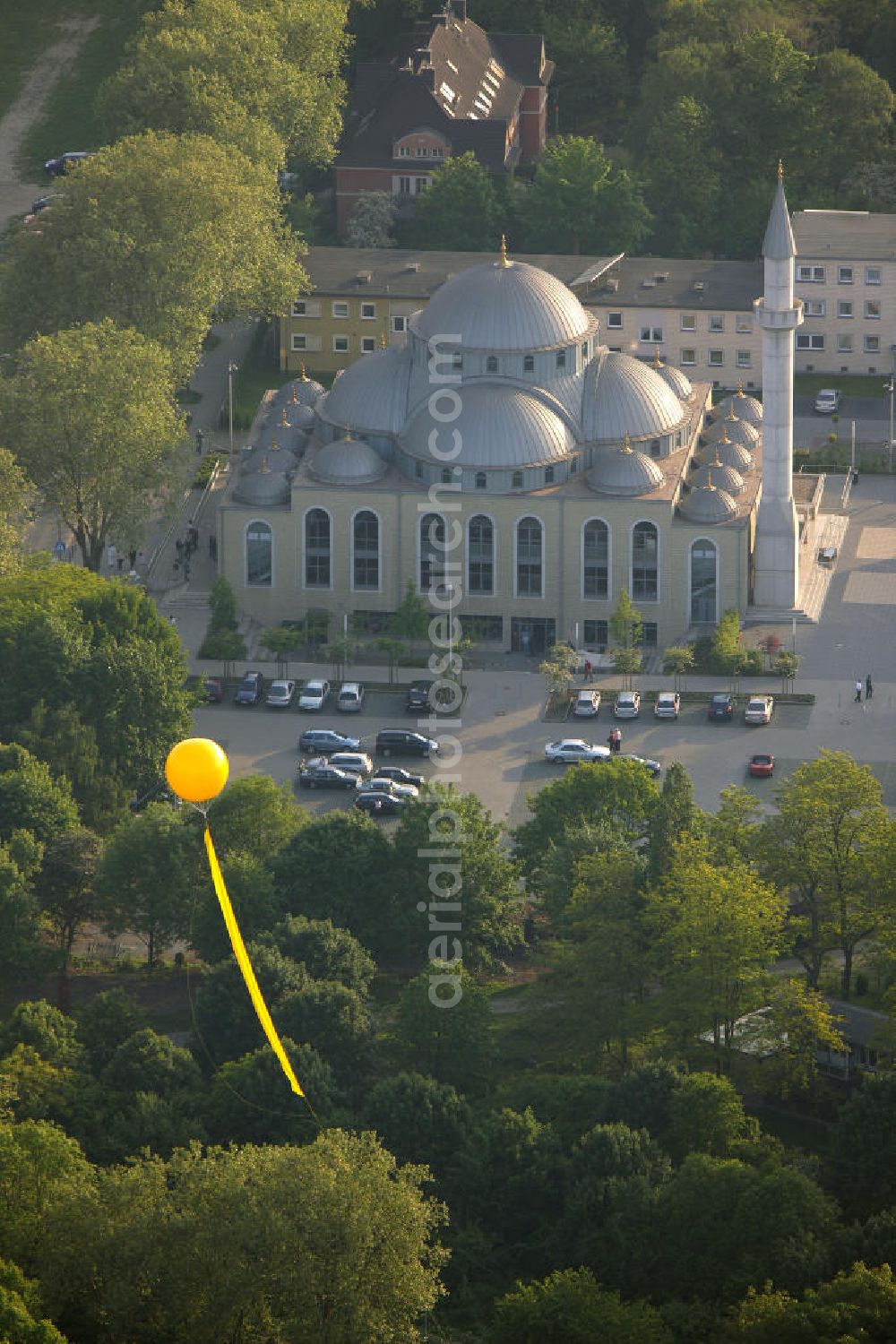 Duisburg - Marxloh from above - Blick auf gelbe Ballons der Aktion Schachtzeichen vor DITIB-Moschee an der Warbruckstrasse in Duisburg-Marxloh anläßlich der Ruhr 2010. 311 gelbe Ballone auf 4400 Quadratkilometern bilden derzeit die größte Kunstinstallation der Welt über dem Ruhrgebiet. View of yellow balloons of mine action characters before DITIB mosque in Duisburg-Marxloh. 311 yellow balloons at 4400 square kilometers are currently the largest art installation in the world over the Ruhr.