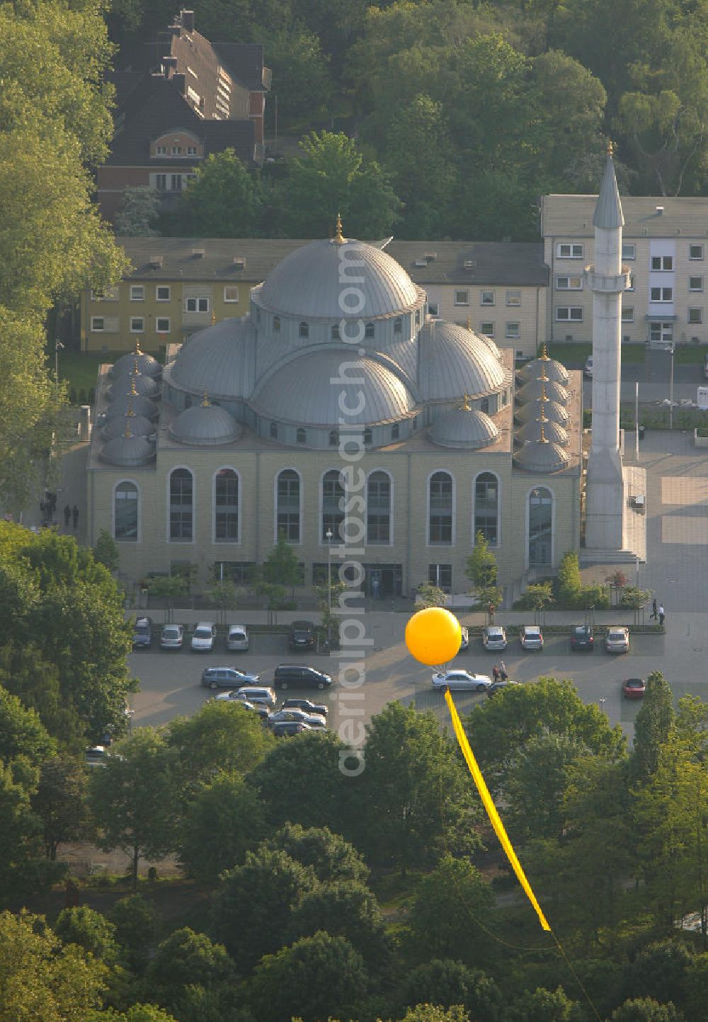 Duisburg - Marxloh from the bird's eye view: Blick auf gelbe Ballons der Aktion Schachtzeichen vor DITIB-Moschee an der Warbruckstrasse in Duisburg-Marxloh anläßlich der Ruhr 2010. 311 gelbe Ballone auf 4400 Quadratkilometern bilden derzeit die größte Kunstinstallation der Welt über dem Ruhrgebiet. View of yellow balloons of mine action characters before DITIB mosque in Duisburg-Marxloh. 311 yellow balloons at 4400 square kilometers are currently the largest art installation in the world over the Ruhr.