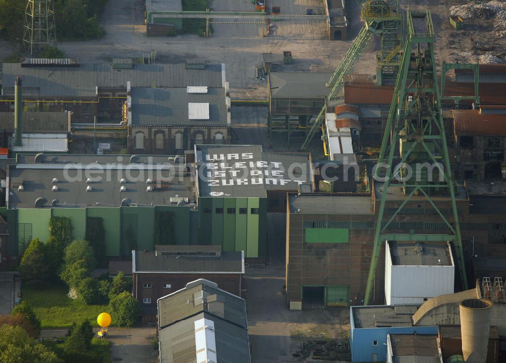 Aerial image Dinslaken - Blick auf gelbe Ballons der Aktion Schachtzeichen auf dem Gelände des ehemaligen Steinkohle-Bergwerks Lohberg-Osterfeld. 311 gelbe Ballone auf 4400 Quadratkilometern bilden derzeit die größte Kunstinstallation der Welt über dem Ruhrgebiet. View of the yellow balloon shaft action characters on the grounds of the former coal-mining Lohberg-Osterfeld. 311 yellow balloons at 4400 square kilometers are currently the largest art installation in the world over the Ruhr.