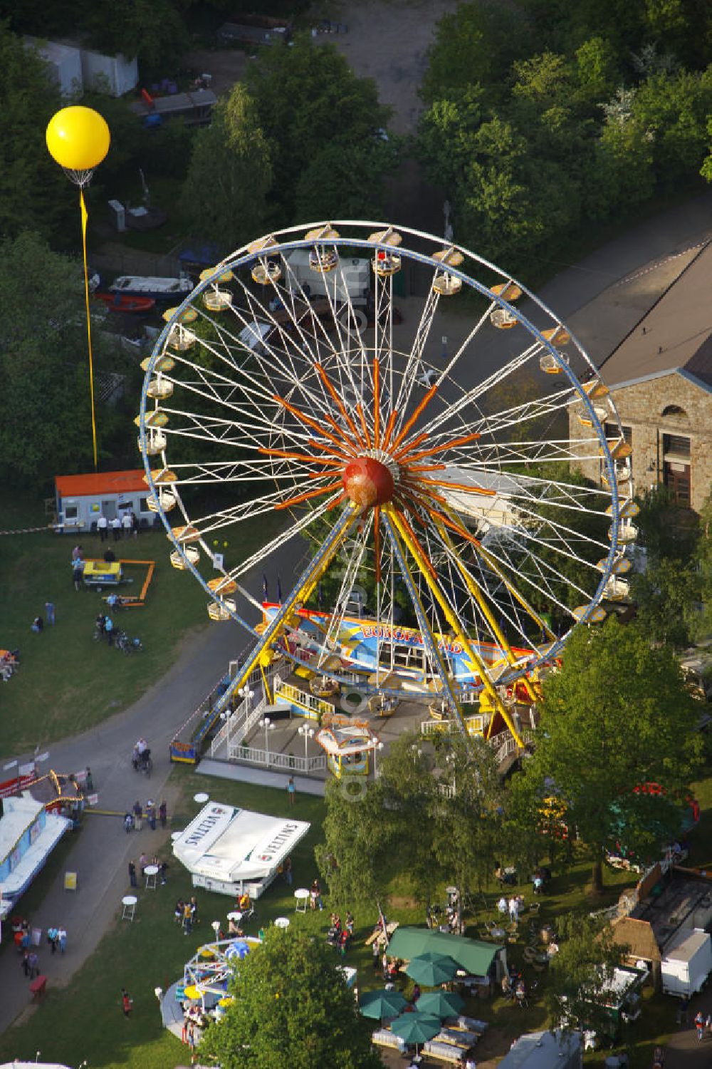 Bochum from the bird's eye view: Blick auf gelbe Ballons der Aktion Schachtzeichen am Riesenrad auf dem Gibraltar Erbstollen am Kemnader Stausee. 311 gelbe Ballone auf 4400 Quadratkilometern bilden derzeit die größte Kunstinstallation der Welt über dem Ruhrgebiet. View of yellow balloons on the signs of the operation shaft on the Gibraltar Erbstollen. 311 yellow balloons at 4400 square kilometers are currently the largest art installation in the world over the Ruhr.