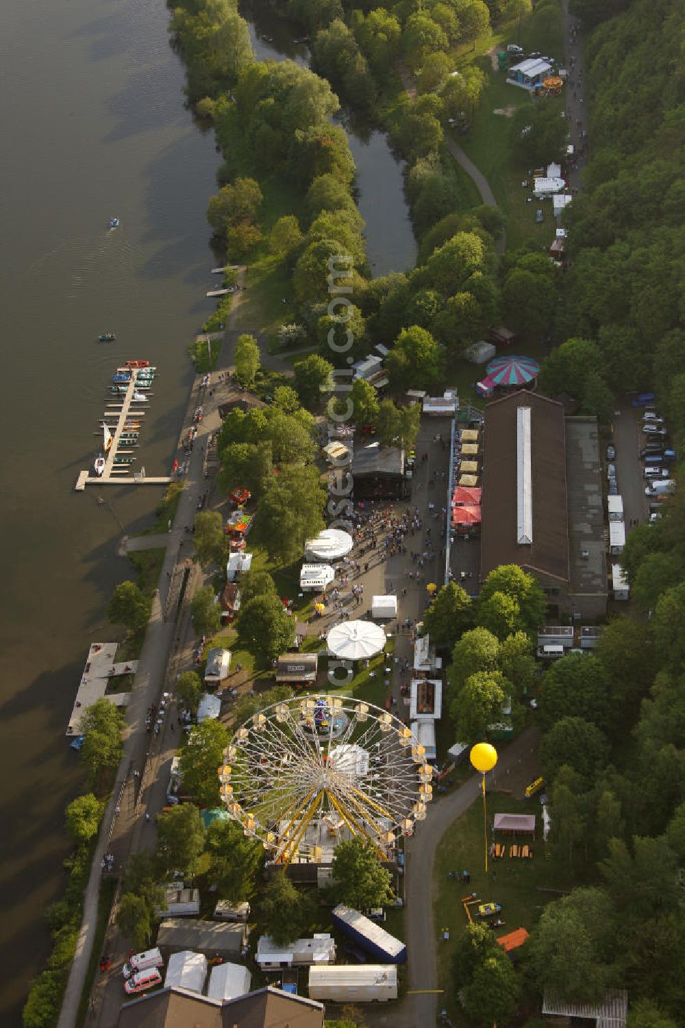 Aerial image Bochum - Blick auf gelbe Ballons der Aktion Schachtzeichen am Riesenrad auf dem Gibraltar Erbstollen am Kemnader Stausee. 311 gelbe Ballone auf 4400 Quadratkilometern bilden derzeit die größte Kunstinstallation der Welt über dem Ruhrgebiet. View of yellow balloons on the signs of the operation shaft on the Gibraltar Erbstollen. 311 yellow balloons at 4400 square kilometers are currently the largest art installation in the world over the Ruhr.