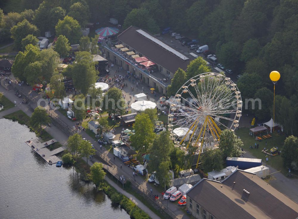 Aerial photograph Bochum - Blick auf gelbe Ballons der Aktion Schachtzeichen am Riesenrad auf dem Gibraltar Erbstollen am Kemnader Stausee. 311 gelbe Ballone auf 4400 Quadratkilometern bilden derzeit die größte Kunstinstallation der Welt über dem Ruhrgebiet. View of yellow balloons on the signs of the operation shaft on the Gibraltar Erbstollen. 311 yellow balloons at 4400 square kilometers are currently the largest art installation in the world over the Ruhr.