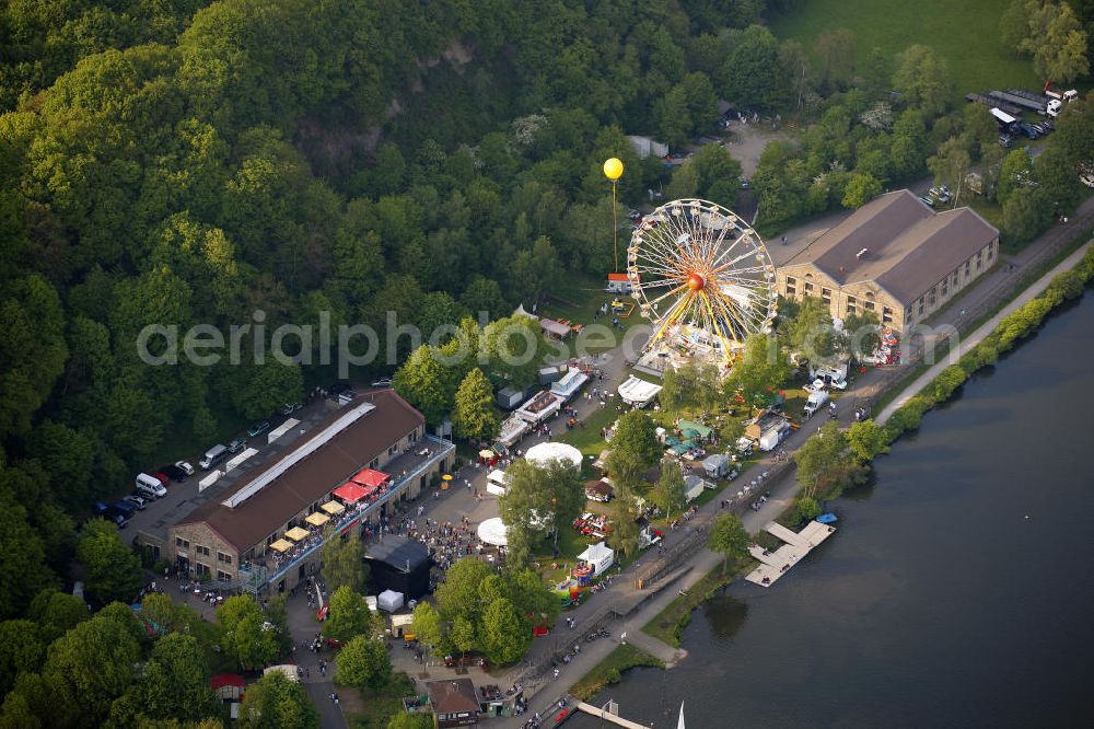 Bochum from the bird's eye view: Blick auf gelbe Ballons der Aktion Schachtzeichen am Riesenrad auf dem Gibraltar Erbstollen am Kemnader Stausee. 311 gelbe Ballone auf 4400 Quadratkilometern bilden derzeit die größte Kunstinstallation der Welt über dem Ruhrgebiet. View of yellow balloons on the signs of the operation shaft on the Gibraltar Erbstollen. 311 yellow balloons at 4400 square kilometers are currently the largest art installation in the world over the Ruhr.