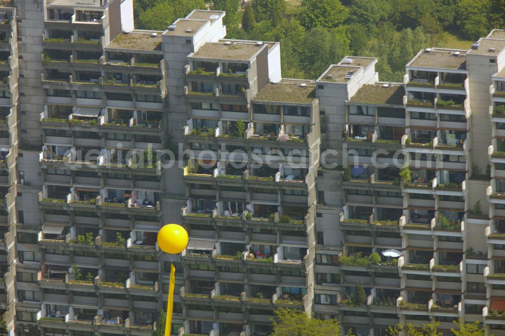 Dorstfeld from the bird's eye view: Blick auf gelbe Ballons der Aktion Schachtzeichen vor dem Wohnblock Hannibal in Dorstfeld anläßlich der Ruhr 2010. 311 gelbe Ballone auf 4400 Quadratkilometern bilden derzeit die größte Kunstinstallation der Welt über dem Ruhrgebiet. View of yellow balloons on the signs of the operation shaft premises of the Zeche Gneisenau during the Ruhr 2010th 311 yellow balloons at 4400 square kilometers are currently the largest art installation in the world over the Ruhr.