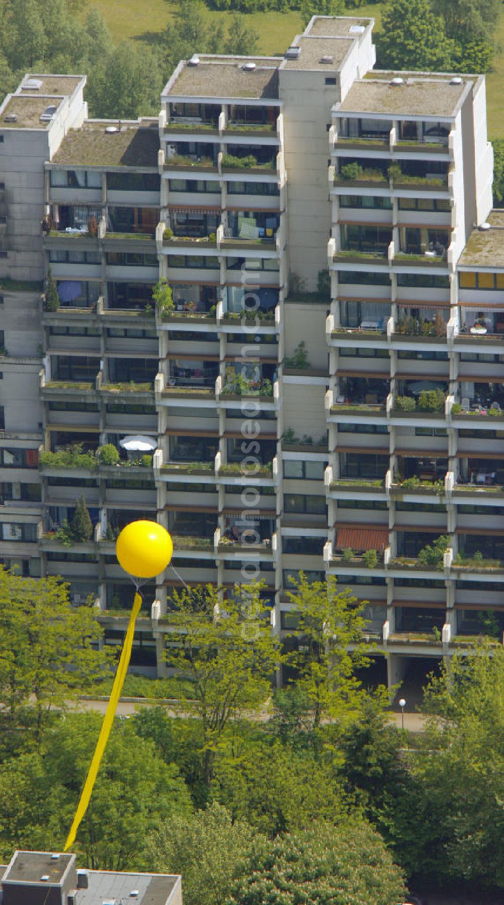 Aerial image Dorstfeld - Blick auf gelbe Ballons der Aktion Schachtzeichen vor dem Wohnblock Hannibal in Dorstfeld anläßlich der Ruhr 2010. 311 gelbe Ballone auf 4400 Quadratkilometern bilden derzeit die größte Kunstinstallation der Welt über dem Ruhrgebiet. View of yellow balloons on the signs of the operation shaft premises of the Zeche Gneisenau during the Ruhr 2010th 311 yellow balloons at 4400 square kilometers are currently the largest art installation in the world over the Ruhr.