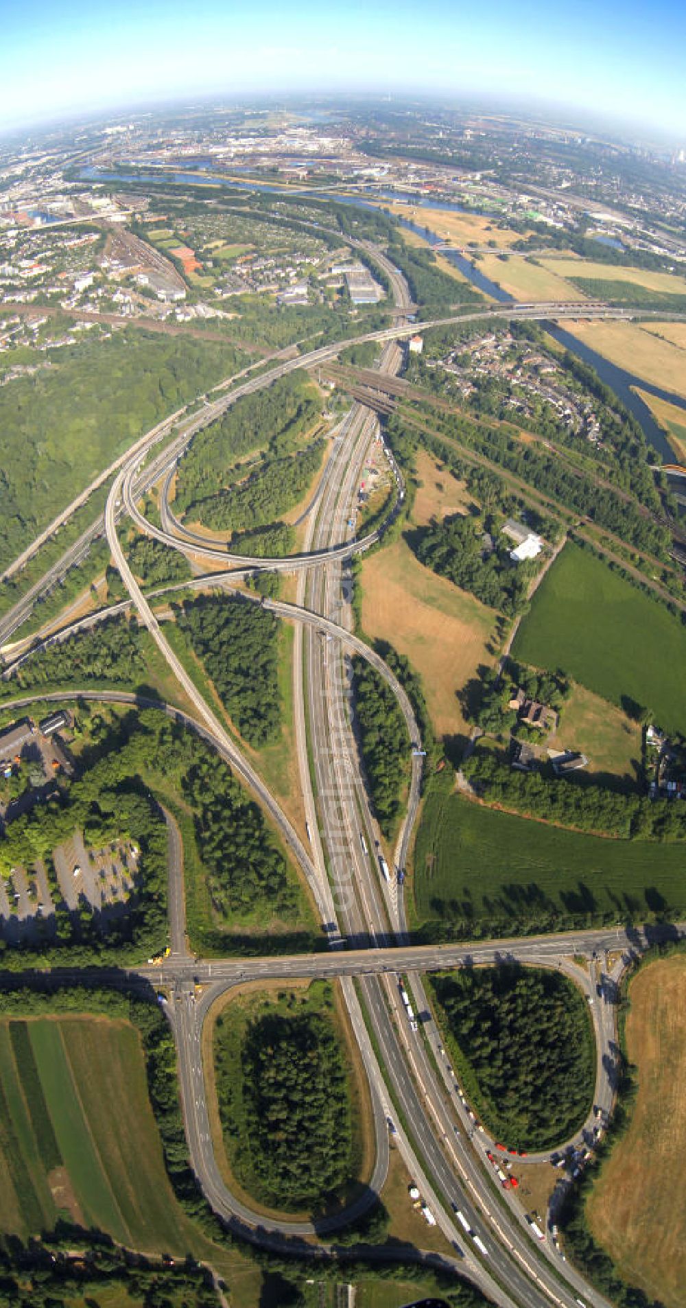 Mühlheim from above - Blick auf das Autobahnkreuz der A40 / A3 , bekannt als Spaghettiknoten Duisburg Kaiserberg. Der Autobahnbereich ist komplett gesperrt für die Aktion „ Still-Leben “ der Kulturhauptstadt RUHR 2010 statt. Auf einer Strecke von fast 60 Kilometern bilden 20.000 Tische die nach Angaben der Veranstalter laengste Tafel der Welt. View of the highway crossing the A40 / A3, known as Spaghetti node Duisburg Kaiser mountain. The highway section is completely closed to the action Still-life of the Ruhr Culture 2010. On a stretch of nearly 60 kilometers form the longest 20 000 tables, according to the organizer panel in the world.