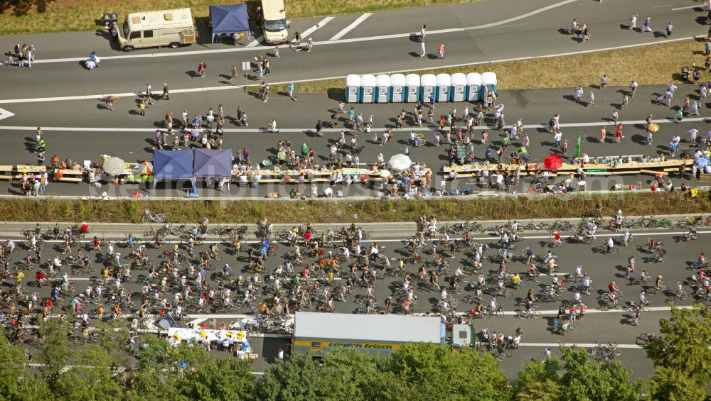 Aerial photograph Mülheim - Blick auf die Autobahn A40 bei Mülheim an der Ruhr. Oben die Programmspur, unten die Mobilitätsspur. Der Autobahnbereich ist komplett gesperrt für die Aktion „ Still-Leben “ der Kulturhauptstadt RUHR 2010 statt. Auf einer Strecke von fast 60 Kilometern bilden 20.000 Tische die nach Angaben der Veranstalter laengste Tafel der Welt. View at the highway A40 in Muelheim on the Ruhr. Above the program track and below the track for mobility. The highway section is completely closed to the action Still-life of the Ruhr Culture 2010. On a stretch of nearly 60 kilometers form the longest 20 000 tables, according to the organizer panel in the world.