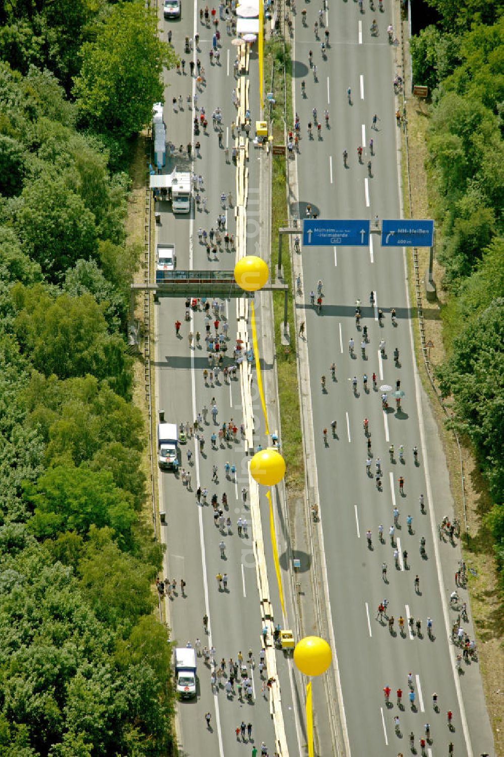 Aerial image Mülheim - Blick auf die Autobahn A40 bei Mülheim an der Ruhr. Der Autobahnbereich ist komplett gesperrt für die Aktion „ Still-Leben “ der Kulturhauptstadt RUHR 2010 statt. Auf einer Strecke von fast 60 Kilometern bilden 20.000 Tische die nach Angaben der Veranstalter laengste Tafel der Welt. View at the highway A40 in Muelheim on the Ruhr. The highway section is completely closed to the action Still-life of the Ruhr Culture 2010. On a stretch of nearly 60 kilometers form the longest 20 000 tables, according to the organizer panel in the world.