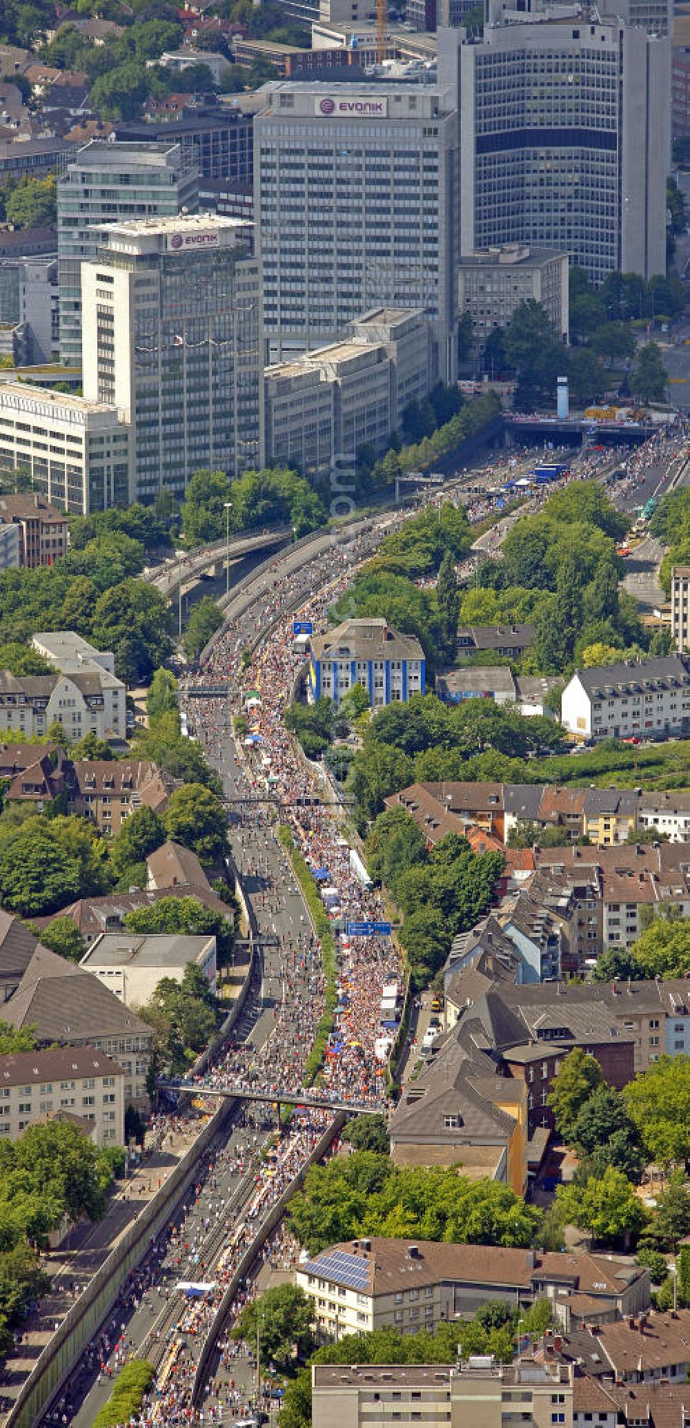 Aerial photograph Essen - Blick über die A40 in Essen nach Westen. Der Autobahnbereich ist komplett gesperrt für die Aktion „ Still-Leben “ der Kulturhauptstadt RUHR 2010 statt. Auf einer Strecke von fast 60 Kilometern bilden 20.000 Tische die nach Angaben der Veranstalter laengste Tafel der Welt. View over the A40 to the west in Essen. The highway section is completely closed to the action Still-life of the Ruhr Culture 2010. On a stretch of nearly 60 kilometers form the longest 20 000 tables, according to the organizer panel in the world.