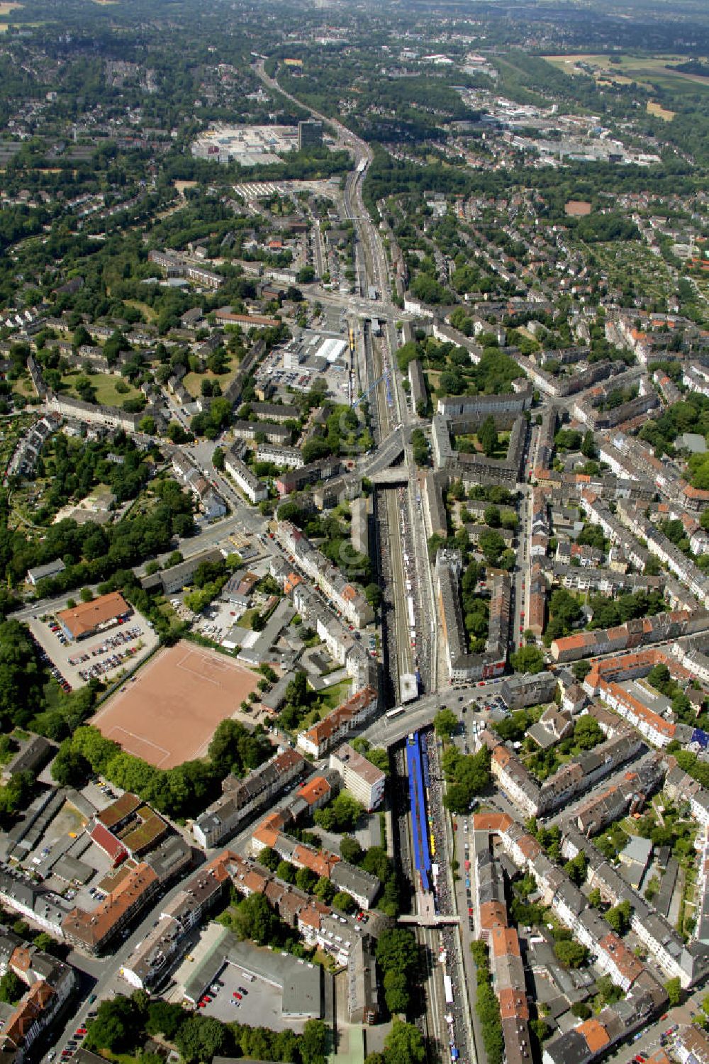 Essen from the bird's eye view: Blick über Besucher der Aktion auf der A40 bei Essen. Der Autobahnbereich ist komplett gesperrt für die Aktion „ Still-Leben “ der Kulturhauptstadt RUHR 2010 statt. Auf einer Strecke von fast 60 Kilometern bilden 20.000 Tische die nach Angaben der Veranstalter laengste Tafel der Welt. Visitors to the campaign at the highway A40 in Essen. The highway section is completely closed to the action Still-life of the Ruhr Culture 2010. On a stretch of nearly 60 kilometers form the longest 20 000 tables, according to the organizer panel in the world.