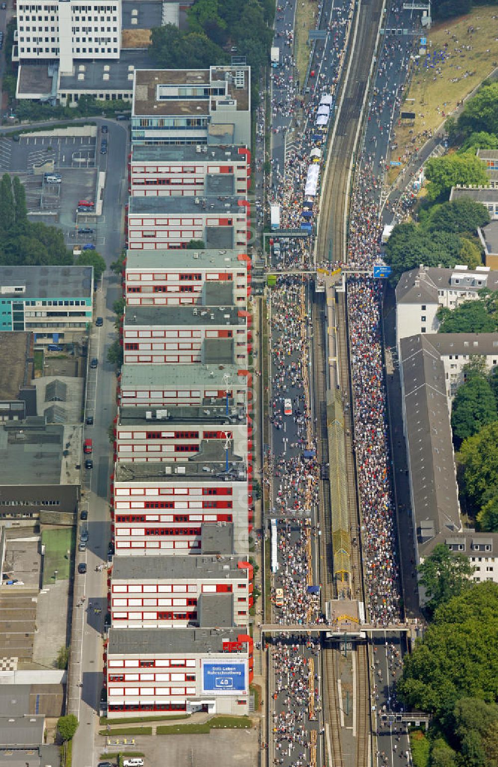 Aerial image Essen - Blick über Besucher der Aktion auf der A40 bei Essen. Der Autobahnbereich ist komplett gesperrt für die Aktion „ Still-Leben “ der Kulturhauptstadt RUHR 2010 statt. Auf einer Strecke von fast 60 Kilometern bilden 20.000 Tische die nach Angaben der Veranstalter laengste Tafel der Welt. Visitors to the campaign at the highway A40 in Essen. The highway section is completely closed to the action Still-life of the Ruhr Culture 2010. On a stretch of nearly 60 kilometers form the longest 20 000 tables, according to the organizer panel in the world.