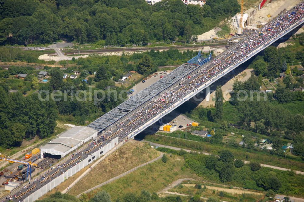 Aerial image Dortmund - Blick auf die Autobahn an der Schnettkerbrücke über Besucher der Aktion auf der A40 bei Dortmund. Der Autobahnbereich ist komplett gesperrt für die Aktion „ Still-Leben “ der Kulturhauptstadt RUHR 2010 statt. Auf einer Strecke von fast 60 Kilometern bilden 20.000 Tische die nach Angaben der Veranstalter laengste Tafel der Welt. Visitors to the campaign at the highway A40 in Dortmund. The highway section is completely closed to the action Still-life of the Ruhr Culture 2010. On a stretch of nearly 60 kilometers form the longest 20 000 tables, according to the organizer panel in the world.