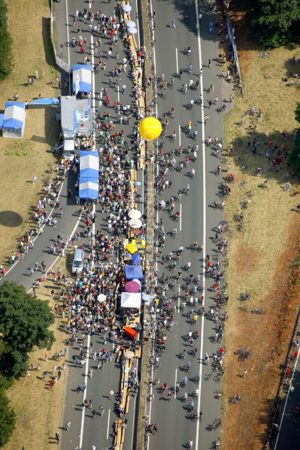 Aerial photograph Dortmund - Blick auf die Autobahn an der Schnettkerbrücke über Besucher der Aktion auf der A40 bei Dortmund. Der Autobahnbereich ist komplett gesperrt für die Aktion „ Still-Leben “ der Kulturhauptstadt RUHR 2010 statt. Auf einer Strecke von fast 60 Kilometern bilden 20.000 Tische die nach Angaben der Veranstalter laengste Tafel der Welt. Visitors to the campaign at the highway A40 in Dortmund. The highway section is completely closed to the action Still-life of the Ruhr Culture 2010. On a stretch of nearly 60 kilometers form the longest 20 000 tables, according to the organizer panel in the world.