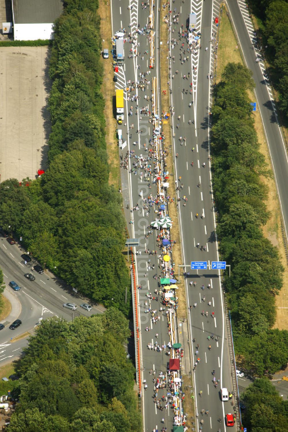 Dortmund from above - Blick auf die Autobahn an der Schnettkerbrücke über Besucher der Aktion auf der A40 bei Dortmund. Der Autobahnbereich ist komplett gesperrt für die Aktion „ Still-Leben “ der Kulturhauptstadt RUHR 2010 statt. Auf einer Strecke von fast 60 Kilometern bilden 20.000 Tische die nach Angaben der Veranstalter laengste Tafel der Welt. Visitors to the campaign at the highway A40 in Dortmund. The highway section is completely closed to the action Still-life of the Ruhr Culture 2010. On a stretch of nearly 60 kilometers form the longest 20 000 tables, according to the organizer panel in the world.