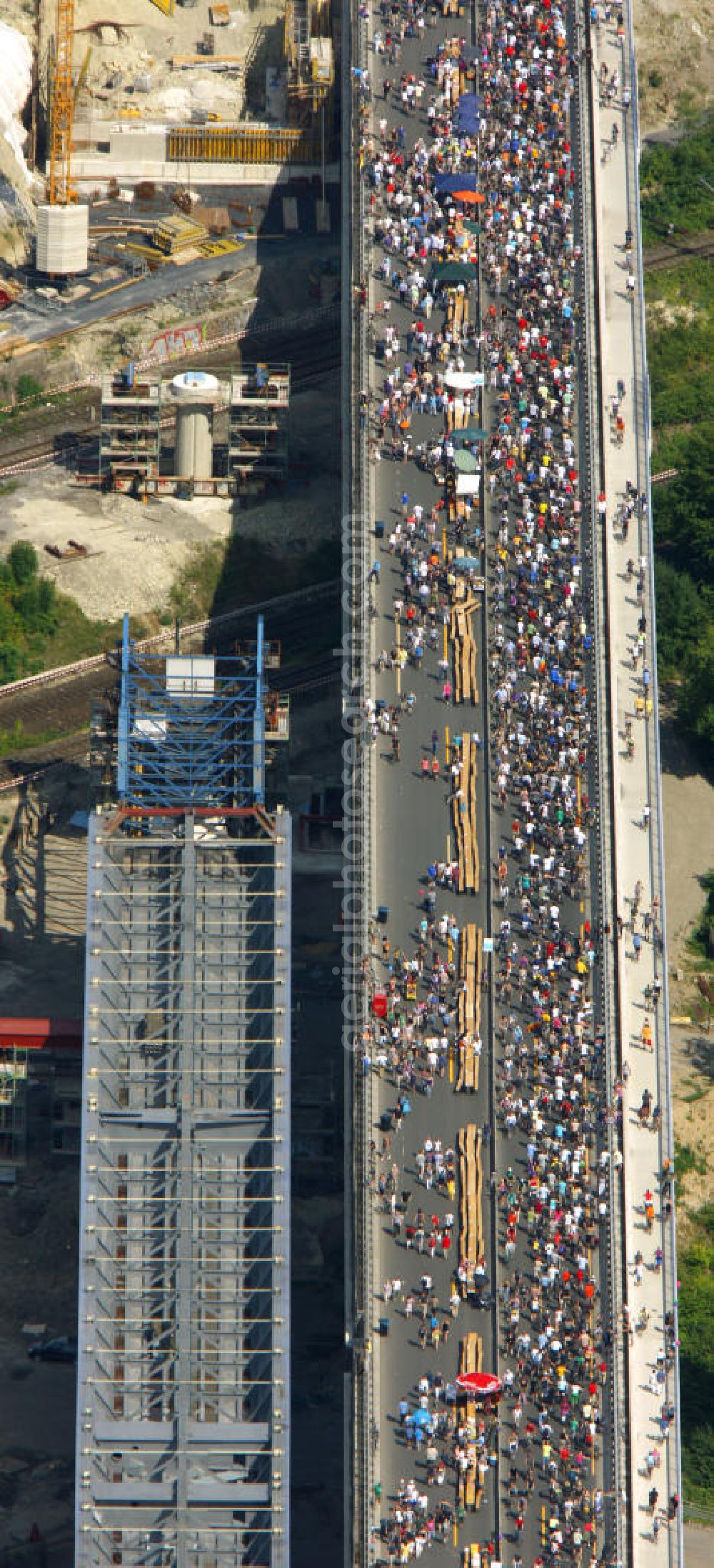 Dortmund from the bird's eye view: Blick auf die Autobahn an der Schnettkerbrücke über Besucher der Aktion auf der A40 bei Dortmund. Der Autobahnbereich ist komplett gesperrt für die Aktion „ Still-Leben “ der Kulturhauptstadt RUHR 2010 statt. Auf einer Strecke von fast 60 Kilometern bilden 20.000 Tische die nach Angaben der Veranstalter laengste Tafel der Welt. Visitors to the campaign at the highway A40 in Dortmund. The highway section is completely closed to the action Still-life of the Ruhr Culture 2010. On a stretch of nearly 60 kilometers form the longest 20 000 tables, according to the organizer panel in the world.