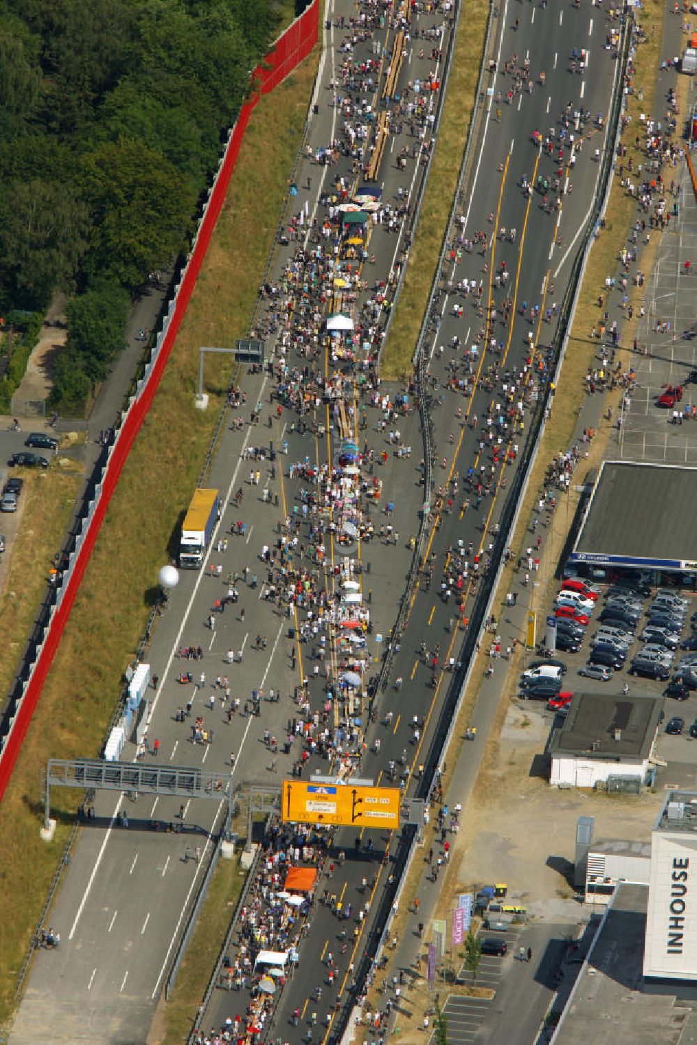 Aerial image Dortmund - Blick auf die Autobahn an der Schnettkerbrücke über Besucher der Aktion auf der A40 bei Dortmund. Der Autobahnbereich ist komplett gesperrt für die Aktion „ Still-Leben “ der Kulturhauptstadt RUHR 2010 statt. Auf einer Strecke von fast 60 Kilometern bilden 20.000 Tische die nach Angaben der Veranstalter laengste Tafel der Welt. Visitors to the campaign at the highway A40 in Dortmund. The highway section is completely closed to the action Still-life of the Ruhr Culture 2010. On a stretch of nearly 60 kilometers form the longest 20 000 tables, according to the organizer panel in the world.