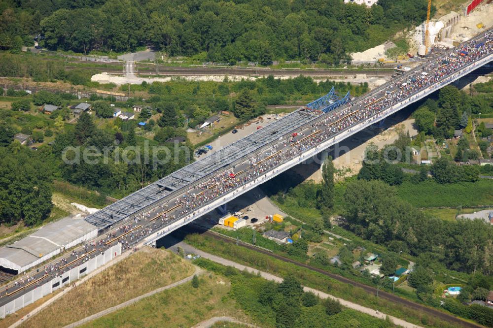 Dortmund from above - Blick auf die Autobahn an der Schnettkerbrücke über Besucher der Aktion auf der A40 bei Dortmund. Der Autobahnbereich ist komplett gesperrt für die Aktion „ Still-Leben “ der Kulturhauptstadt RUHR 2010 statt. Auf einer Strecke von fast 60 Kilometern bilden 20.000 Tische die nach Angaben der Veranstalter laengste Tafel der Welt. Visitors to the campaign at the highway A40 in Dortmund. The highway section is completely closed to the action Still-life of the Ruhr Culture 2010. On a stretch of nearly 60 kilometers form the longest 20 000 tables, according to the organizer panel in the world.