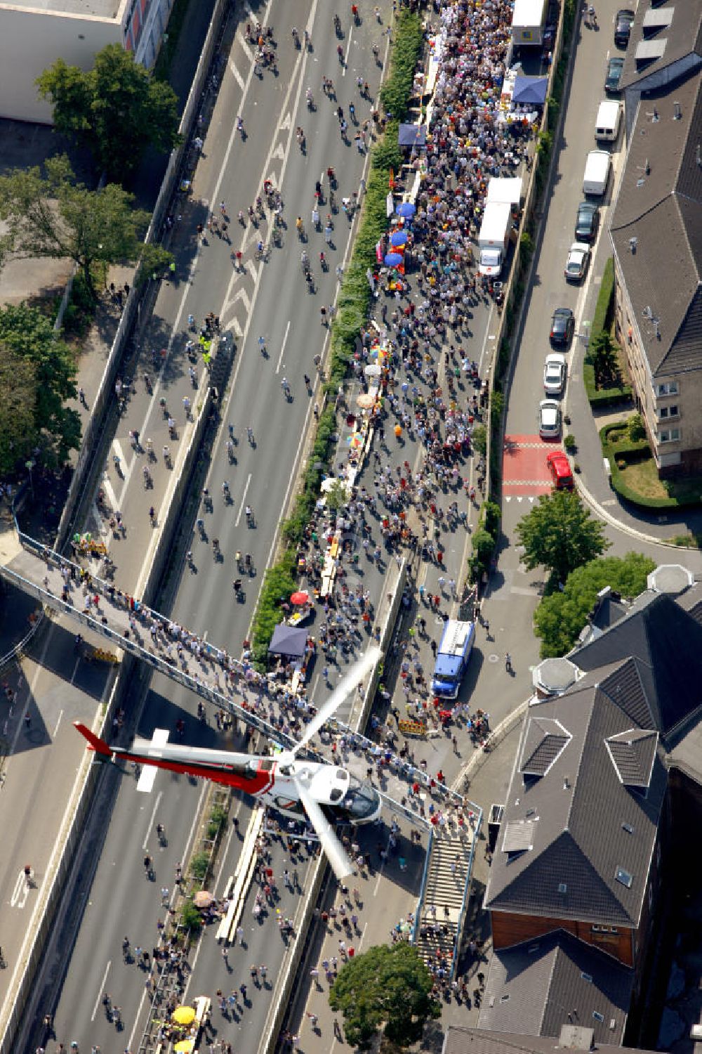 Essen from the bird's eye view: Blick auf die Autobahn A40 am Ruhrschnellweg über Besucher der Aktion auf der A40 bei Dortmund. Der Autobahnbereich ist komplett gesperrt für die Aktion „ Still-Leben “ der Kulturhauptstadt RUHR 2010 statt. Auf einer Strecke von fast 60 Kilometern bilden 20.000 Tische die nach Angaben der Veranstalter laengste Tafel der Welt. Visitors to the campaign at the highway A40 in Essen. The highway section is completely closed to the action Still-life of the Ruhr Culture 2010. On a stretch of nearly 60 kilometers form the longest 20 000 tables, according to the organizer panel in the world.