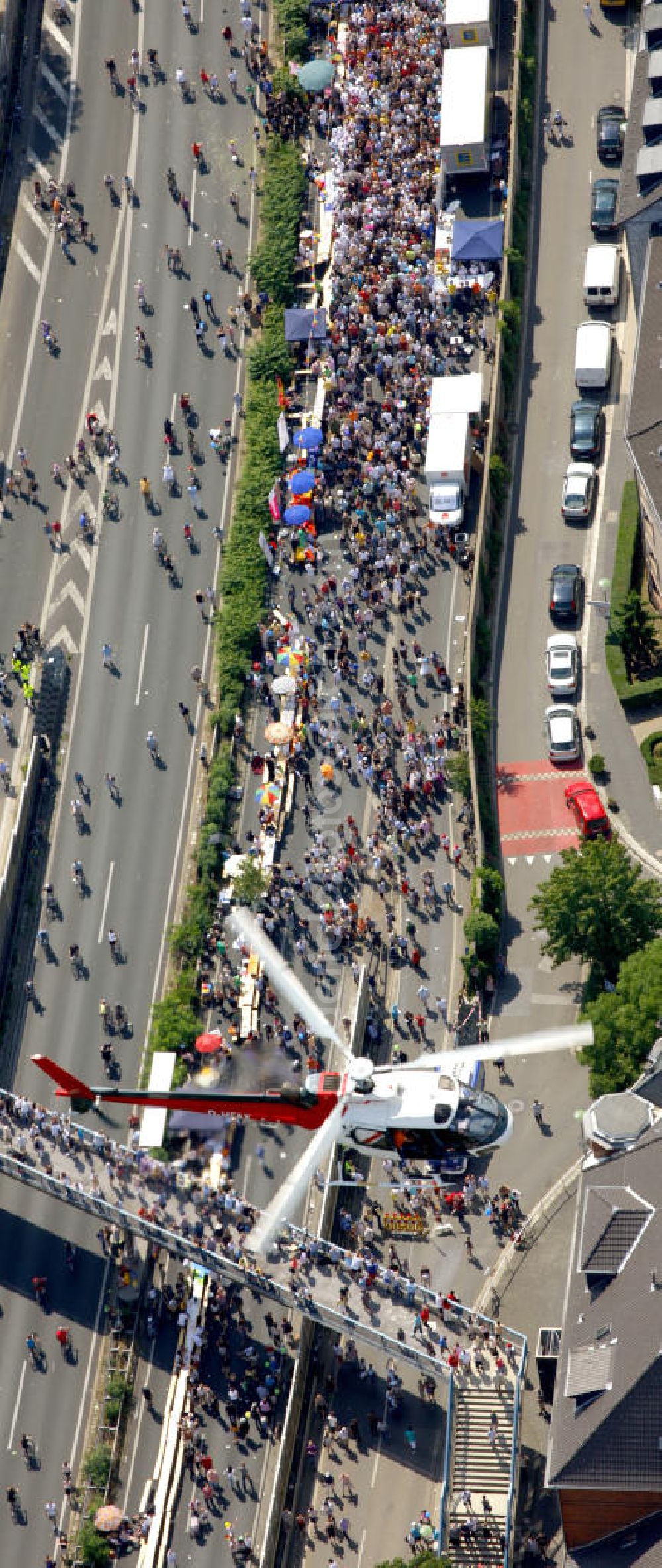 Aerial image Essen - Blick auf die Autobahn A40 am Ruhrschnellweg über Besucher der Aktion auf der A40 bei Dortmund. Der Autobahnbereich ist komplett gesperrt für die Aktion „ Still-Leben “ der Kulturhauptstadt RUHR 2010 statt. Auf einer Strecke von fast 60 Kilometern bilden 20.000 Tische die nach Angaben der Veranstalter laengste Tafel der Welt. Visitors to the campaign at the highway A40 in Essen. The highway section is completely closed to the action Still-life of the Ruhr Culture 2010. On a stretch of nearly 60 kilometers form the longest 20 000 tables, according to the organizer panel in the world.