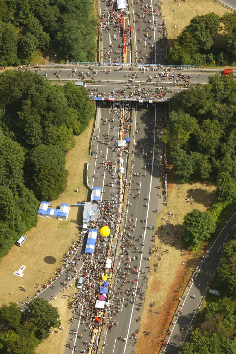 Aerial photograph Essen - Blick auf die Autobahn A40 am Ruhrschnellweg über Besucher der Aktion auf der A40 bei Dortmund. Der Autobahnbereich ist komplett gesperrt für die Aktion „ Still-Leben “ der Kulturhauptstadt RUHR 2010 statt. Auf einer Strecke von fast 60 Kilometern bilden 20.000 Tische die nach Angaben der Veranstalter laengste Tafel der Welt. Visitors to the campaign at the highway A40 in Essen. The highway section is completely closed to the action Still-life of the Ruhr Culture 2010. On a stretch of nearly 60 kilometers form the longest 20 000 tables, according to the organizer panel in the world.