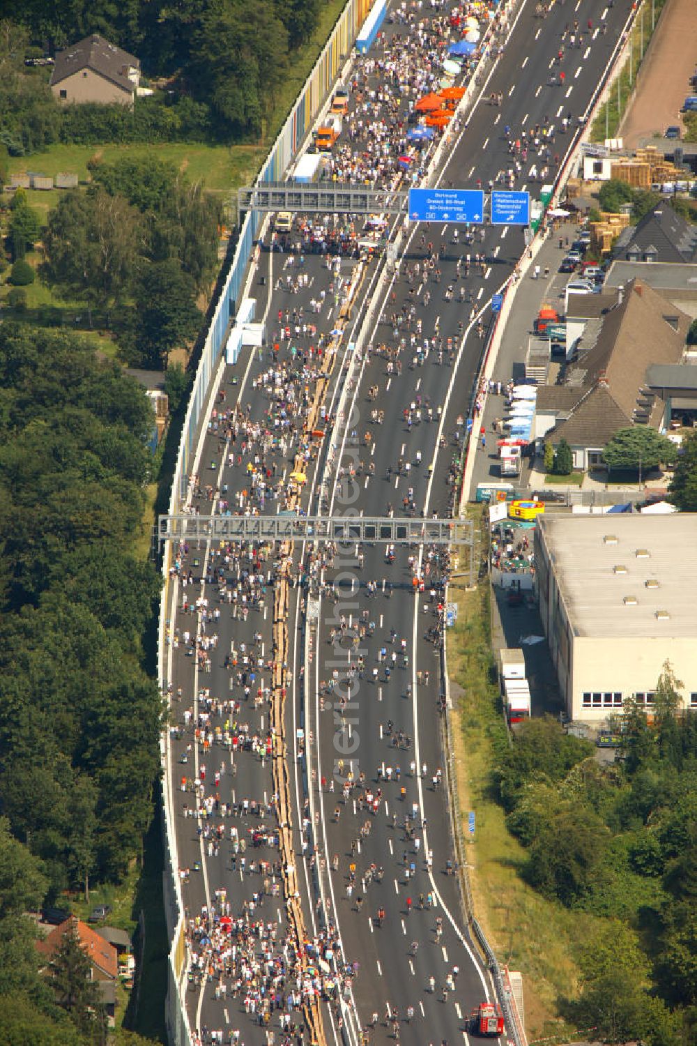 Essen from above - Blick auf die Autobahn A40 am Ruhrschnellweg über Besucher der Aktion auf der A40 bei Dortmund. Der Autobahnbereich ist komplett gesperrt für die Aktion „ Still-Leben “ der Kulturhauptstadt RUHR 2010 statt. Auf einer Strecke von fast 60 Kilometern bilden 20.000 Tische die nach Angaben der Veranstalter laengste Tafel der Welt. Visitors to the campaign at the highway A40 in Essen. The highway section is completely closed to the action Still-life of the Ruhr Culture 2010. On a stretch of nearly 60 kilometers form the longest 20 000 tables, according to the organizer panel in the world.