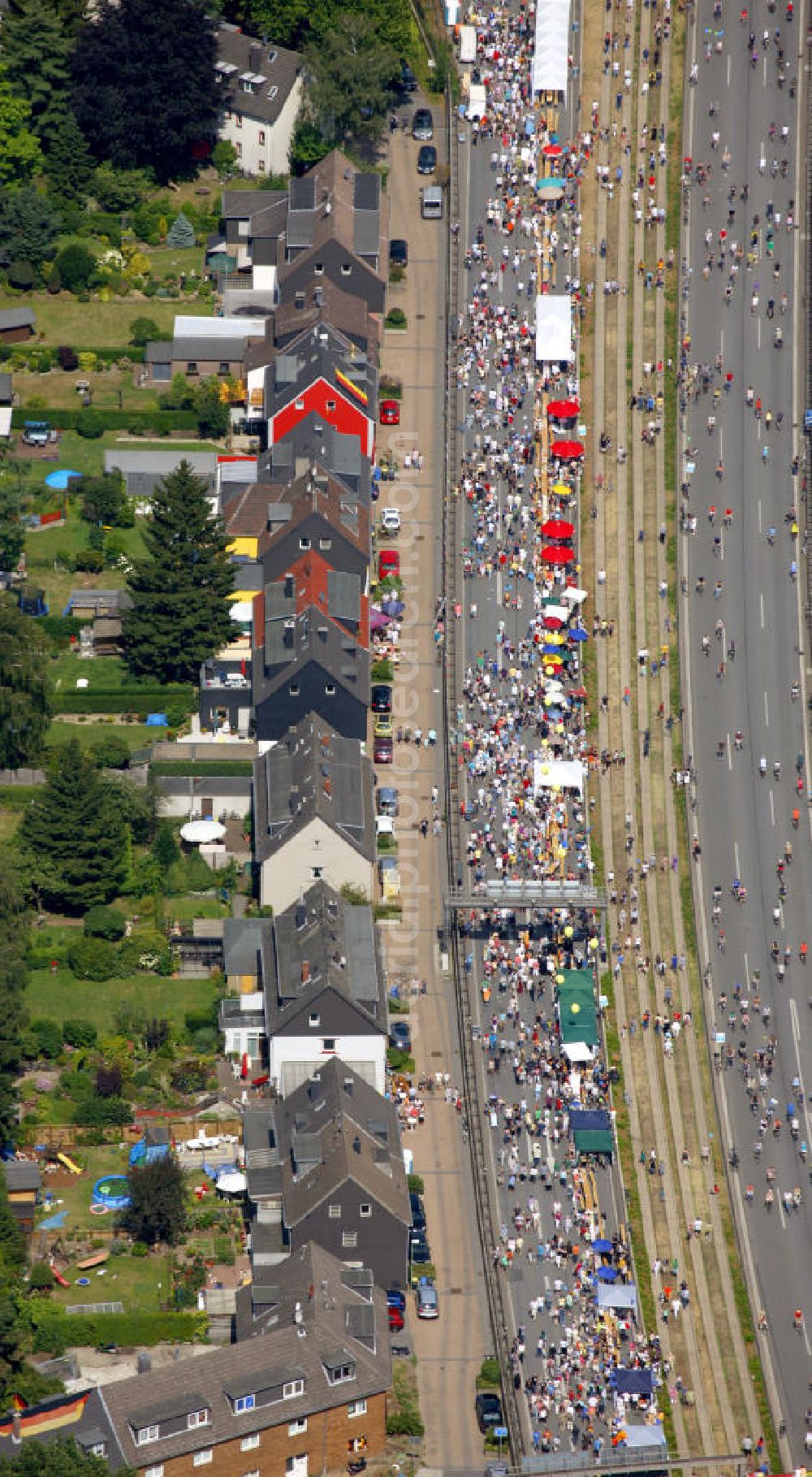 Essen from the bird's eye view: Blick auf die Autobahn A40 am Ruhrschnellweg über Besucher der Aktion auf der A40 bei Dortmund. Der Autobahnbereich ist komplett gesperrt für die Aktion „ Still-Leben “ der Kulturhauptstadt RUHR 2010 statt. Auf einer Strecke von fast 60 Kilometern bilden 20.000 Tische die nach Angaben der Veranstalter laengste Tafel der Welt. Visitors to the campaign at the highway A40 in Essen. The highway section is completely closed to the action Still-life of the Ruhr Culture 2010. On a stretch of nearly 60 kilometers form the longest 20 000 tables, according to the organizer panel in the world.