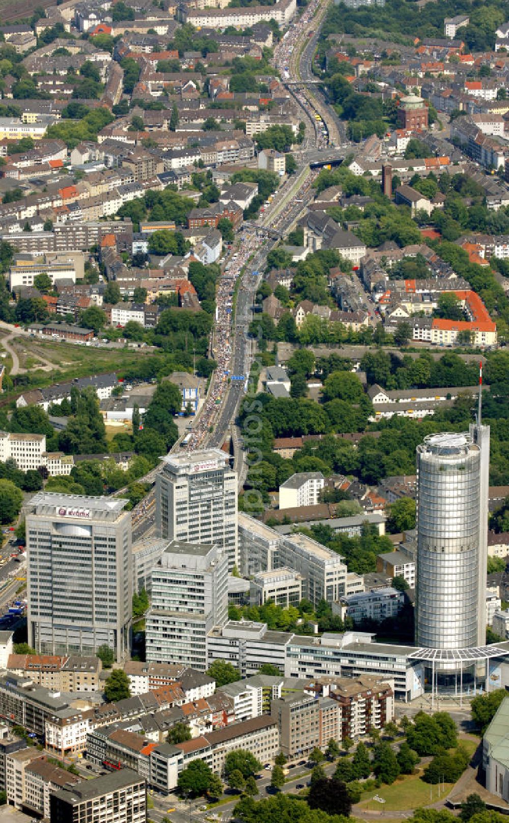 Aerial image Essen - Blick auf die Autobahn A40 am Ruhrschnellweg über Besucher der Aktion auf der A40 bei Dortmund. Der Autobahnbereich ist komplett gesperrt für die Aktion „ Still-Leben “ der Kulturhauptstadt RUHR 2010 statt. Auf einer Strecke von fast 60 Kilometern bilden 20.000 Tische die nach Angaben der Veranstalter laengste Tafel der Welt. Visitors to the campaign at the highway A40 in Essen. The highway section is completely closed to the action Still-life of the Ruhr Culture 2010. On a stretch of nearly 60 kilometers form the longest 20 000 tables, according to the organizer panel in the world.