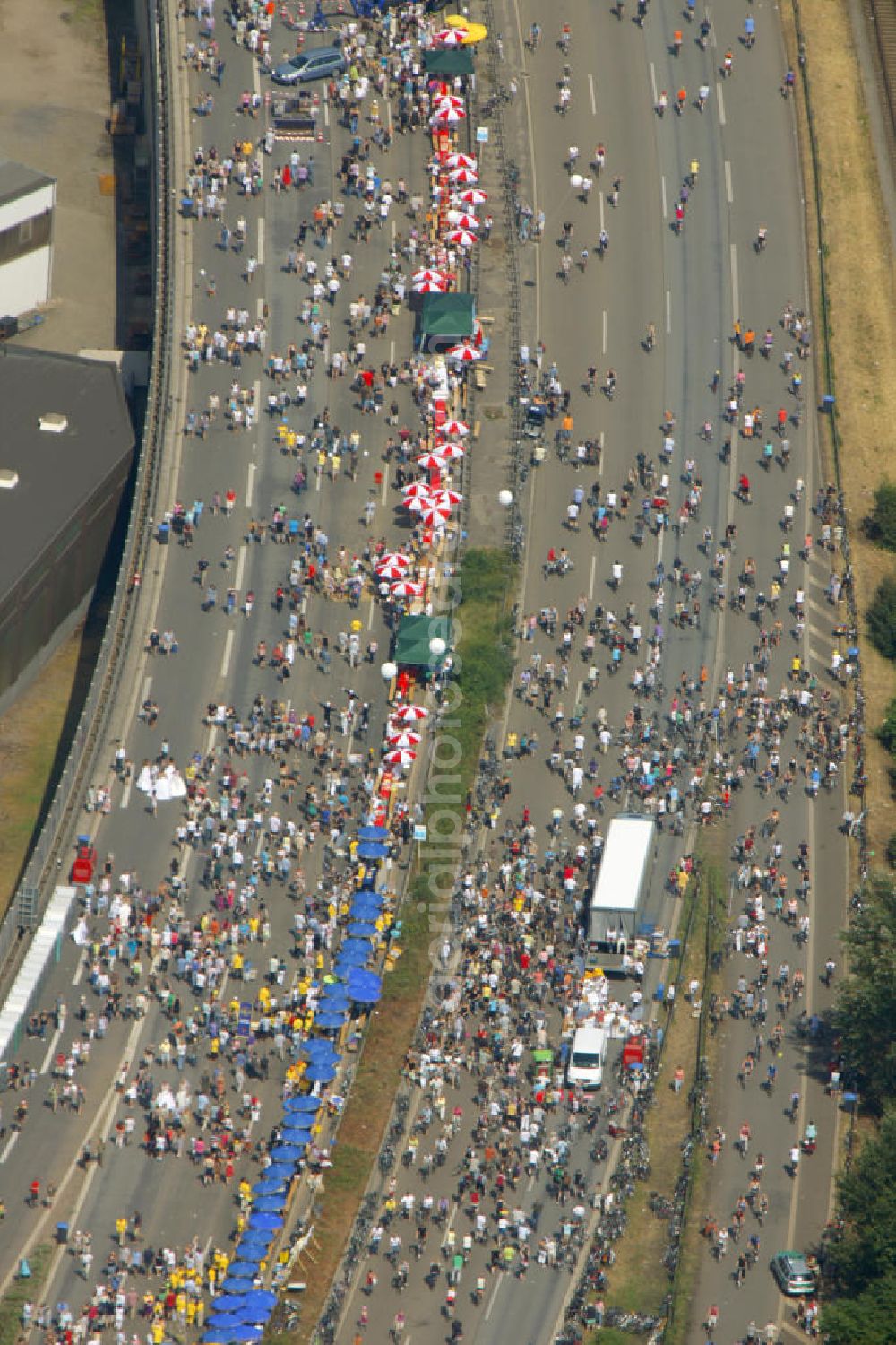 Aerial photograph Essen - Blick auf die Autobahn A40 am Ruhrschnellweg über Besucher der Aktion auf der A40 bei Dortmund. Der Autobahnbereich ist komplett gesperrt für die Aktion „ Still-Leben “ der Kulturhauptstadt RUHR 2010 statt. Auf einer Strecke von fast 60 Kilometern bilden 20.000 Tische die nach Angaben der Veranstalter laengste Tafel der Welt. Visitors to the campaign at the highway A40 in Essen. The highway section is completely closed to the action Still-life of the Ruhr Culture 2010. On a stretch of nearly 60 kilometers form the longest 20 000 tables, according to the organizer panel in the world.