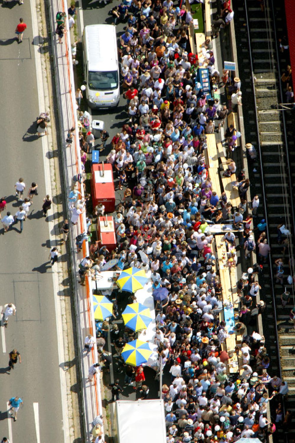 Essen from above - Blick auf die Autobahn A40 am Ruhrschnellweg über Besucher der Aktion auf der A40 bei Dortmund. Der Autobahnbereich ist komplett gesperrt für die Aktion „ Still-Leben “ der Kulturhauptstadt RUHR 2010 statt. Auf einer Strecke von fast 60 Kilometern bilden 20.000 Tische die nach Angaben der Veranstalter laengste Tafel der Welt. Visitors to the campaign at the highway A40 in Essen. The highway section is completely closed to the action Still-life of the Ruhr Culture 2010. On a stretch of nearly 60 kilometers form the longest 20 000 tables, according to the organizer panel in the world.