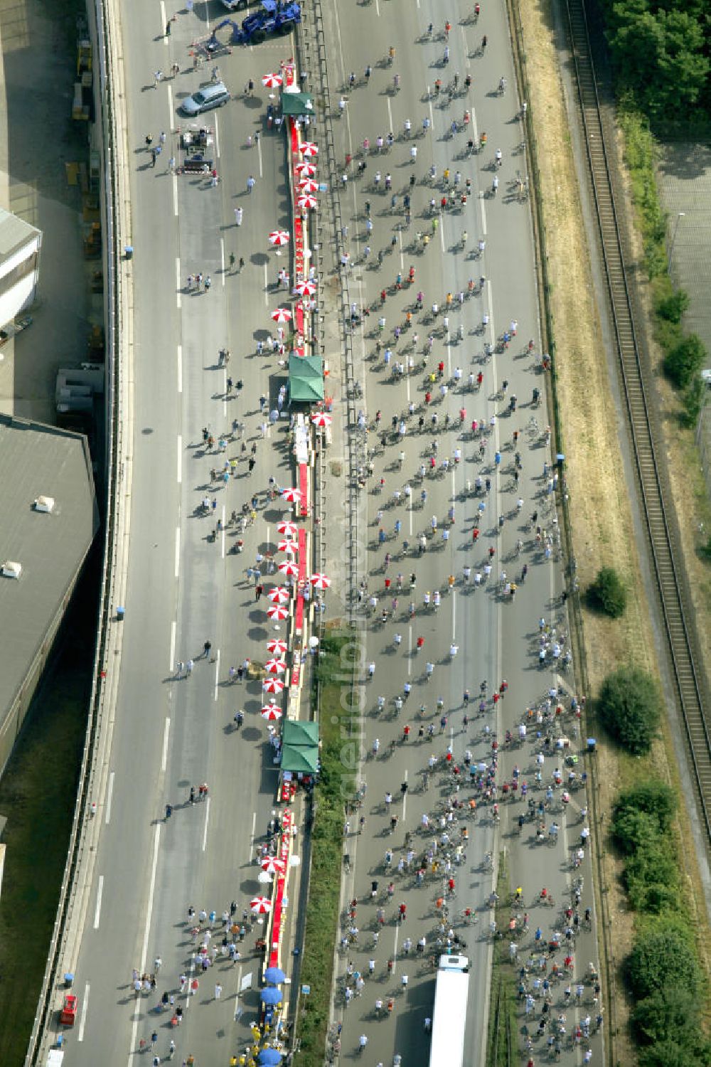 Essen from the bird's eye view: Blick auf die Autobahn A40 am Ruhrschnellweg über Besucher der Aktion auf der A40 bei Dortmund. Der Autobahnbereich ist komplett gesperrt für die Aktion „ Still-Leben “ der Kulturhauptstadt RUHR 2010 statt. Auf einer Strecke von fast 60 Kilometern bilden 20.000 Tische die nach Angaben der Veranstalter laengste Tafel der Welt. Visitors to the campaign at the highway A40 in Essen. The highway section is completely closed to the action Still-life of the Ruhr Culture 2010. On a stretch of nearly 60 kilometers form the longest 20 000 tables, according to the organizer panel in the world.